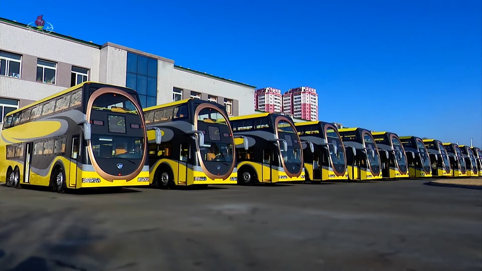 Ezek itt Phenjan vadonatúj városi emeletes buszai