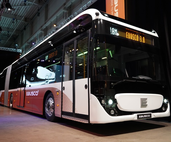 Az Ebusco bemutatta a világ legkönnyebb csuklós villanybuszát