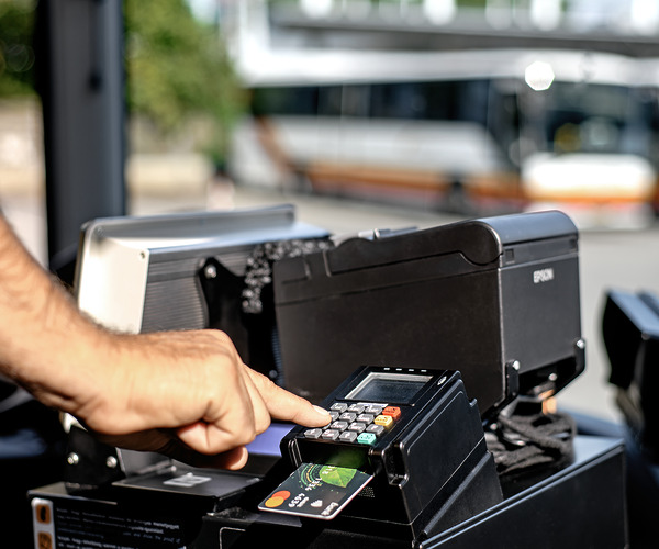 A bankkártyás fizetés lehetőségét vizsgálja a Volánbusz