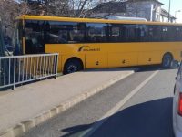 Balesetet szenvedett a Volánbusz egyik autóbusza Győrben, átszakította a Baross Gábor híd korlátját