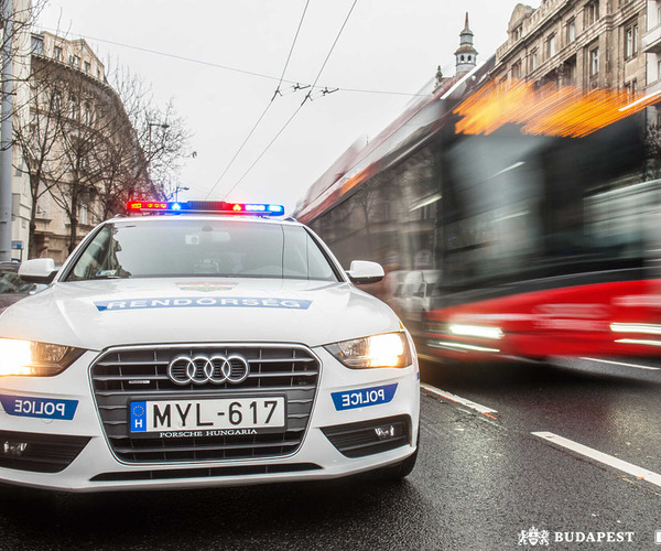 Trolibuszvonalat ellenőriztek a rendőrök Budapesten, egy személyt letartóztattak