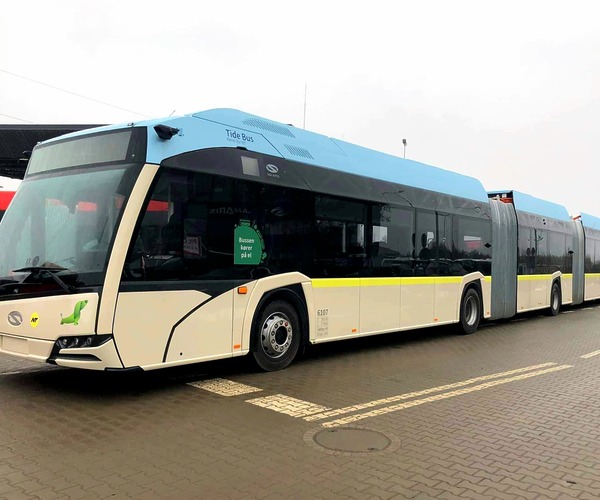 Szállingóznak Aalborg duplacsuklós Solaris villanybuszai