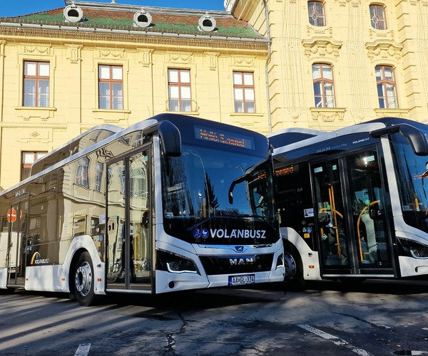 Közel negyed évszázad után ismét gázbuszok töltötték meg a szegedi Széchenyi teret