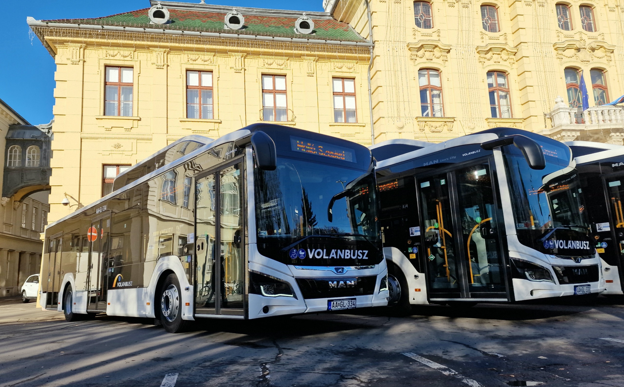 Közel negyed évszázad után ismét gázbuszok töltötték meg a szegedi Széchenyi teret