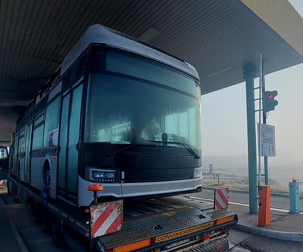 Röszkén futottak össze a francia Optymo Van Hool hidrogénbuszaival