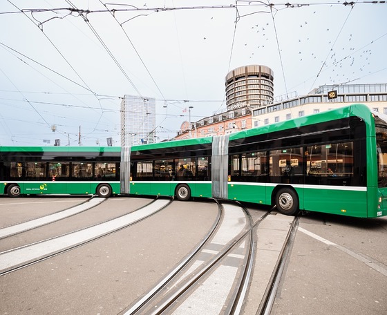 Duplacsuklós villanybuszok álltak forgalomba Bázel reptéri vonalán