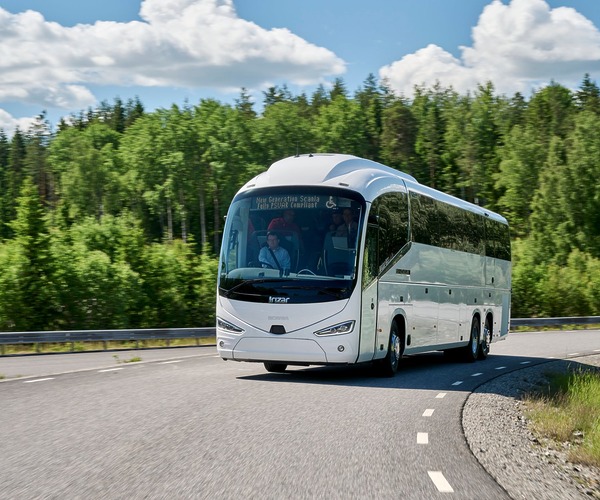 Limitált szériás turistabusszal ünnepli 30 éves együttműködését a Scania és az Irizar