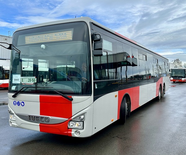 Háromtengelyes Iveco Crosswayeket vet be reptéri járatán a prágai DPP