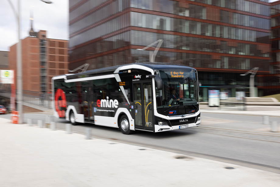 Mercedes-Benz és MAN villanybuszokat szerez be a hamburgi VHH