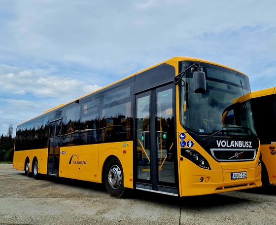 Az ország 11 megyéjében jelenhetnek meg hamarosan a Volánbusz legújabb háromtengelyes Volvói