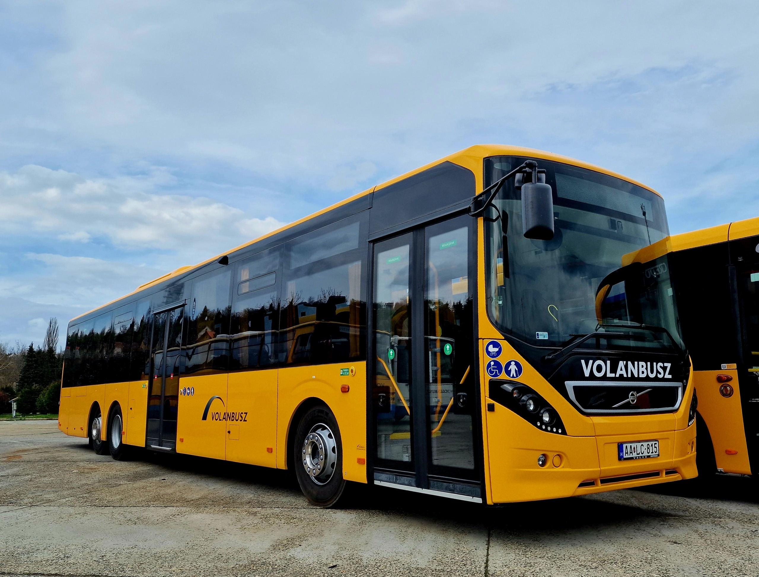 Az ország 11 megyéjében jelenhetnek meg hamarosan a Volánbusz legújabb háromtengelyes Volvói