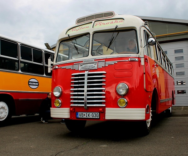 Hatvanban ünnepelte a 70. születésnapját „Nejlon Piroska”