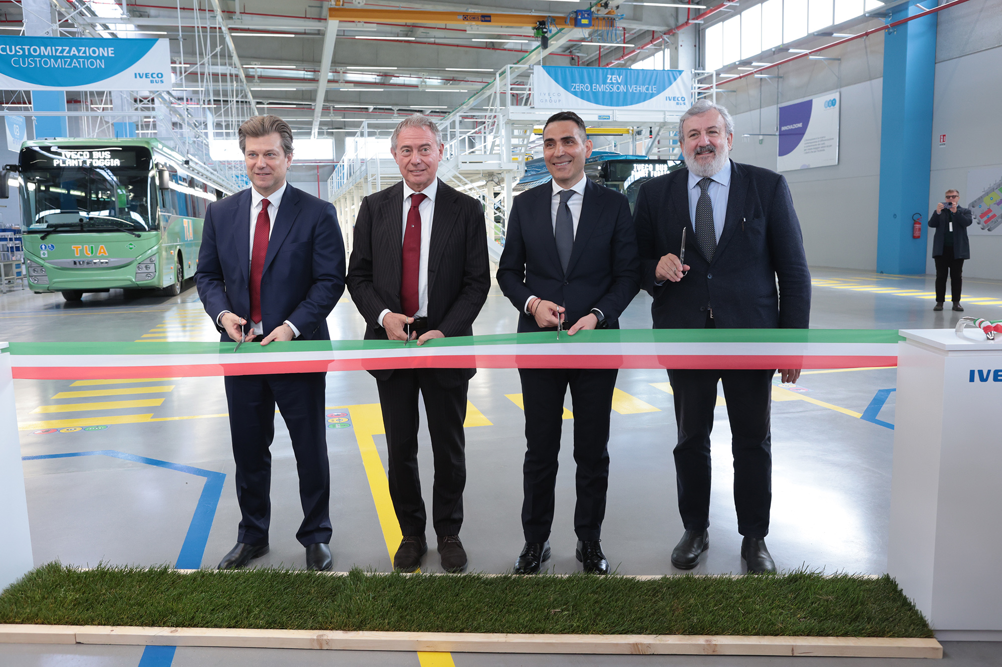 Felavatta új gyárát az olaszországi Foggiában az Iveco Bus 2 20230418 Inaugurazione IVECO BUS Foggia da sin Gerrit Marx Adolfo Urso Domenico Nucera Michele Emiliano cikkbe