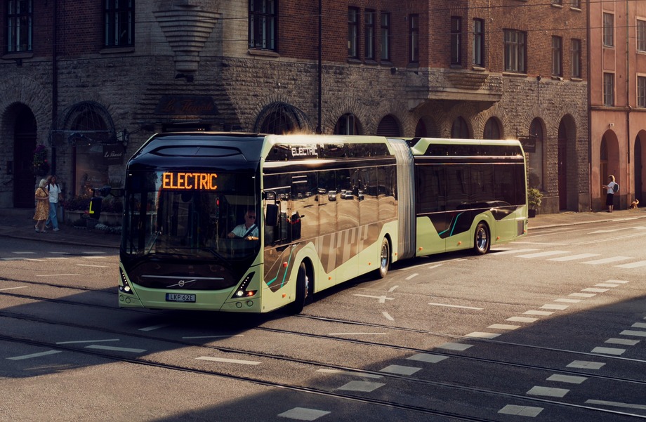 7900 Electric Articulated 2019 Bus in crossing Vasastan
