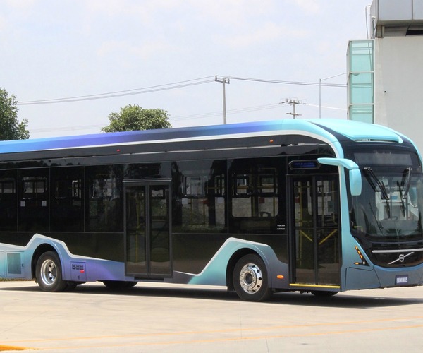 Míg Európában befejezi a komplett buszok gyártását, addig Mexikóban új e-buszt mutatott be a Volvo Buses