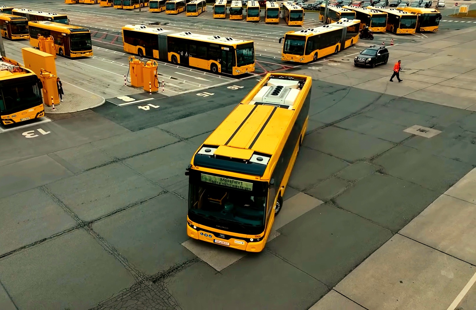 Harminc órán keresztül "nyúzták" a BVG egyik vadonatúj Ebuscóját Berlin utcáin