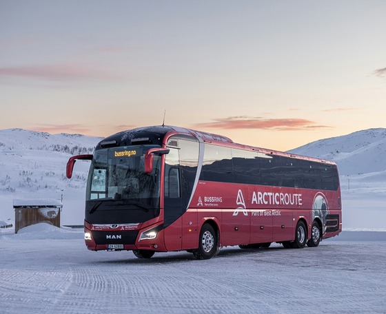 Az észak sarkkörön túlra szállított turistabuszokat az MAN
