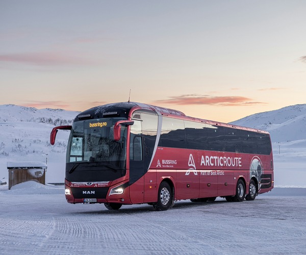 Az észak sarkkörön túlra szállított turistabuszokat az MAN