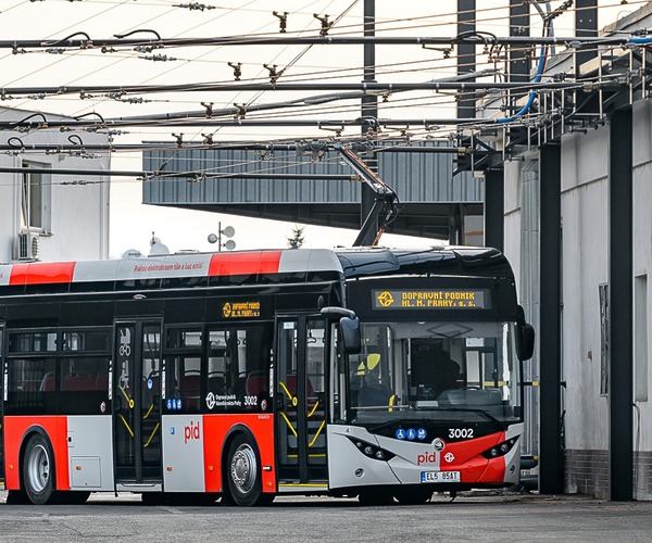 Száz elektromos busz beszerzését indította el a cseh főváros