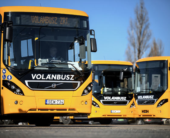 Újabb vadonatúj háromtengelyes Volvo 8900-asok álltak forgalomba a Volánbusznál