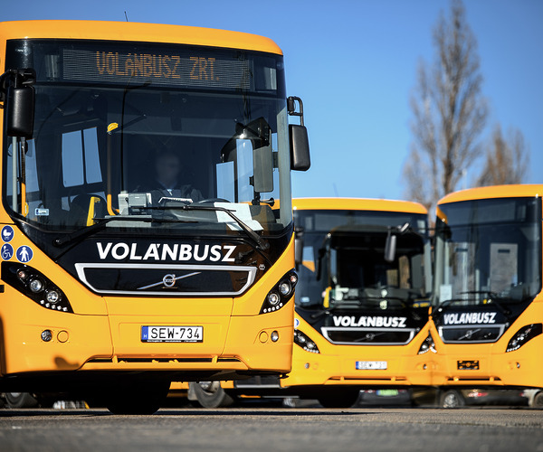 Újabb vadonatúj háromtengelyes Volvo 8900-asok álltak forgalomba a Volánbusznál