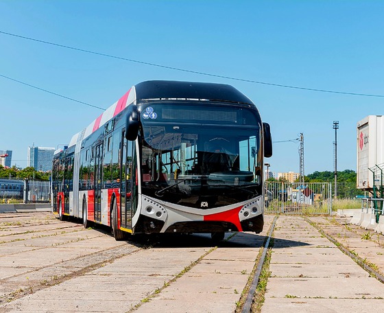Megérkezett Prágába a cseh főváros első SOR TNS 18 csuklós trolibusza