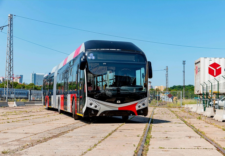 Megérkezett Prágába a cseh főváros első SOR TNS 18 csuklós trolibusza