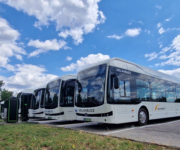A szegedi kocsik átadásával teljessé vált a Volánbusz elektromos BYD-flottája