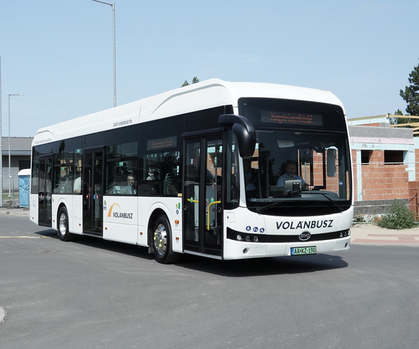 Szolnokra és Egerbe is megérkeztek a Volánbusz villanyhajtású BYD buszai