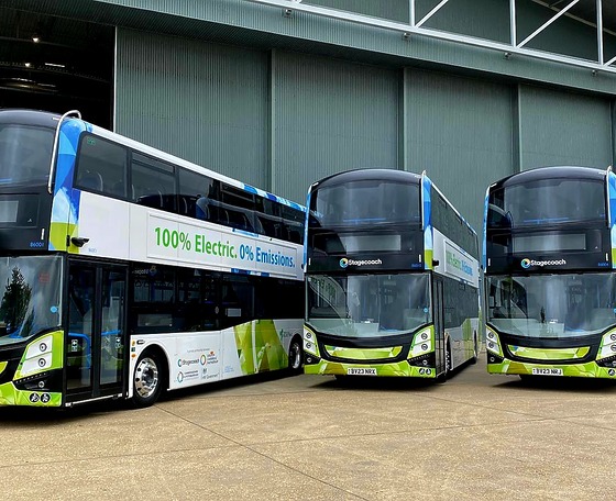 Harminc Volvo alvázas emeletes MCV villanybusz áll forgalomba Cambridge környékén