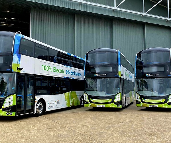 Harminc Volvo alvázas emeletes MCV villanybusz áll forgalomba Cambridge környékén