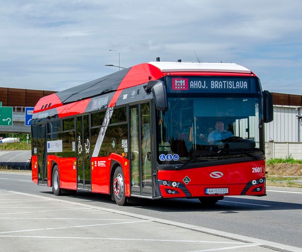 Augusztus 1-én forgalomba állnak a pozsonyi Solaris hidrogénbuszok