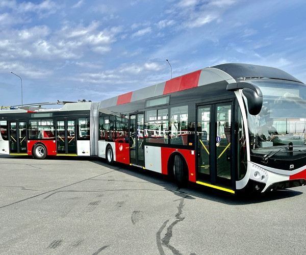 Megkezdheti prágai tesztfutásait a DPP elsőként átadott SOR TNS 18 önjáró trolibusza