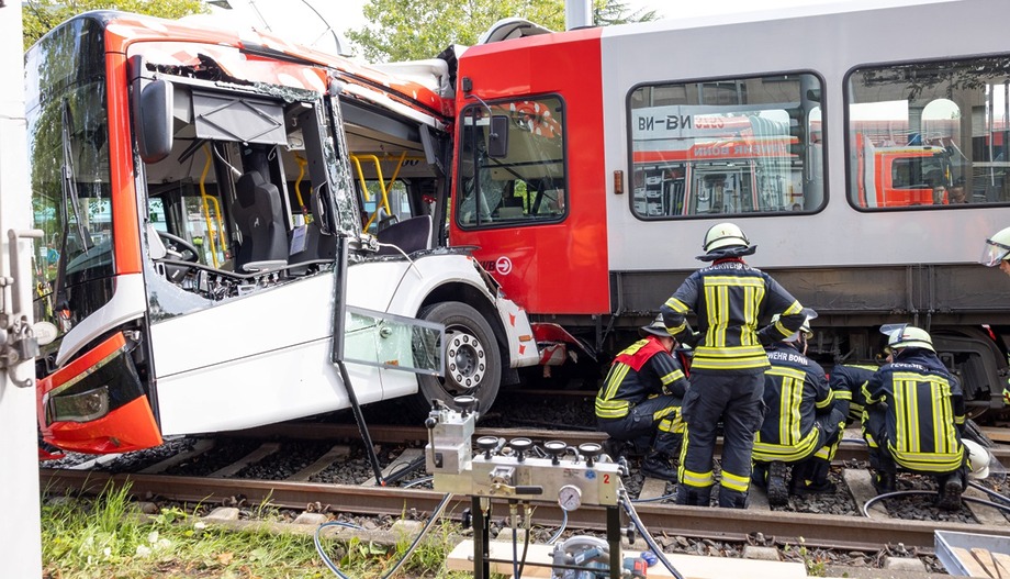 2023 08 nrw bonn unfall bus strassenbahn feuerwehr c imago marc john