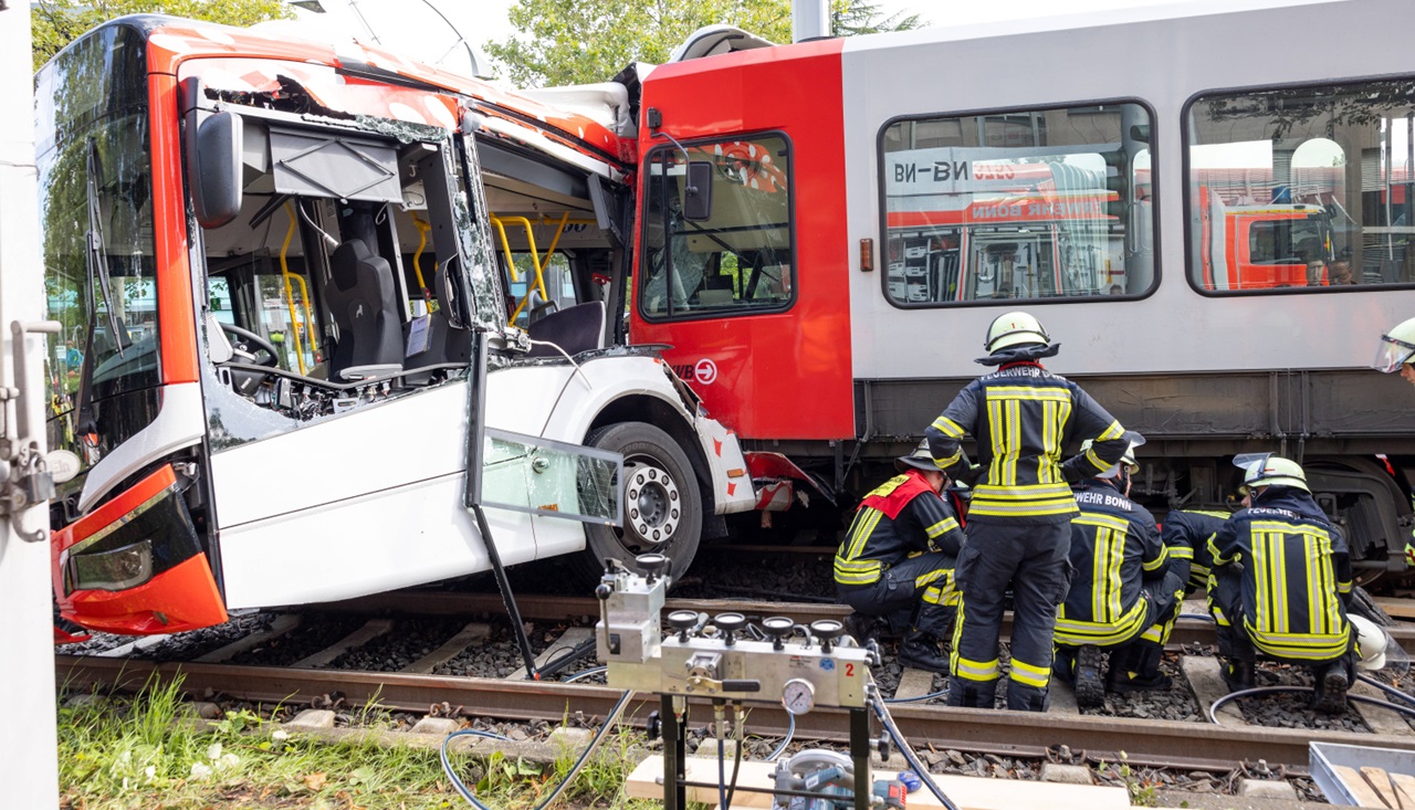 Csuklós MAN Lion’s City és Stadtbahn ütközött Bonnban
