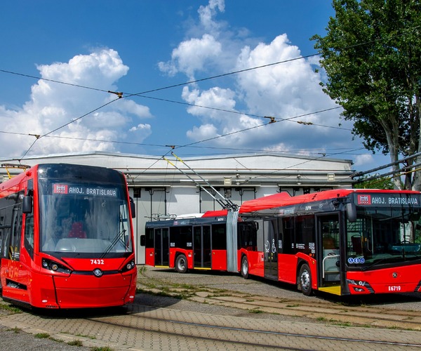 Pozsonyban bemutatták a DPB flottájának két legújabb tagját