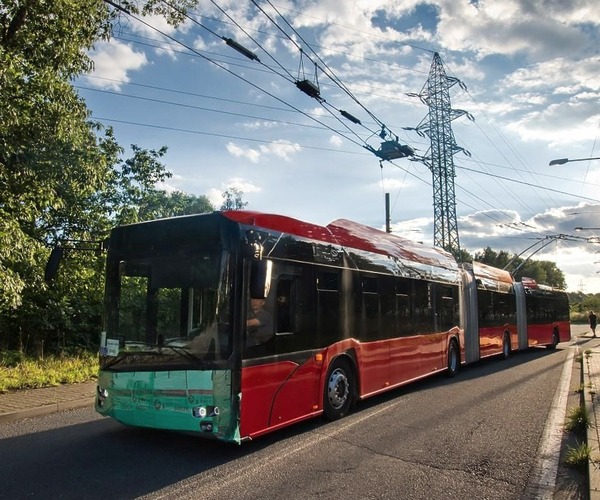 Már Plzeň utcáin tesztelik Pozsony első duplacsuklós trolibuszát