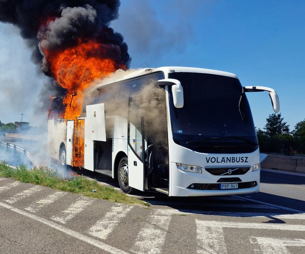 Kigyulladt és teljesen kiégett a Volánbusz egyik Volvo 9700-asa