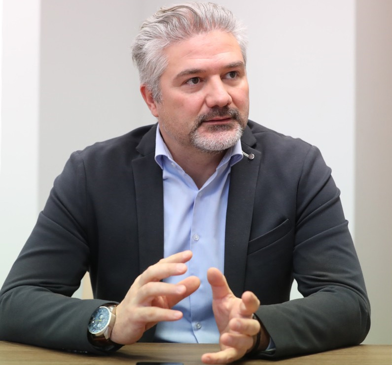 Feher Roland cimlapkep