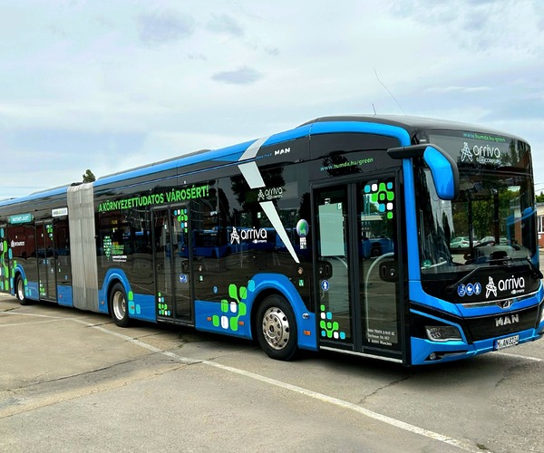 Csuklós MAN villanybuszt tesztelnek a fővárosban