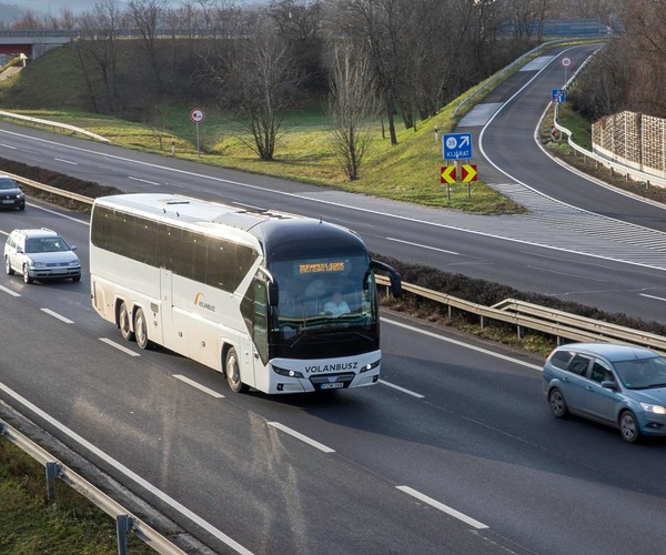 Jövőre már használatarányosan fizetik az útdíjat az autóbuszok