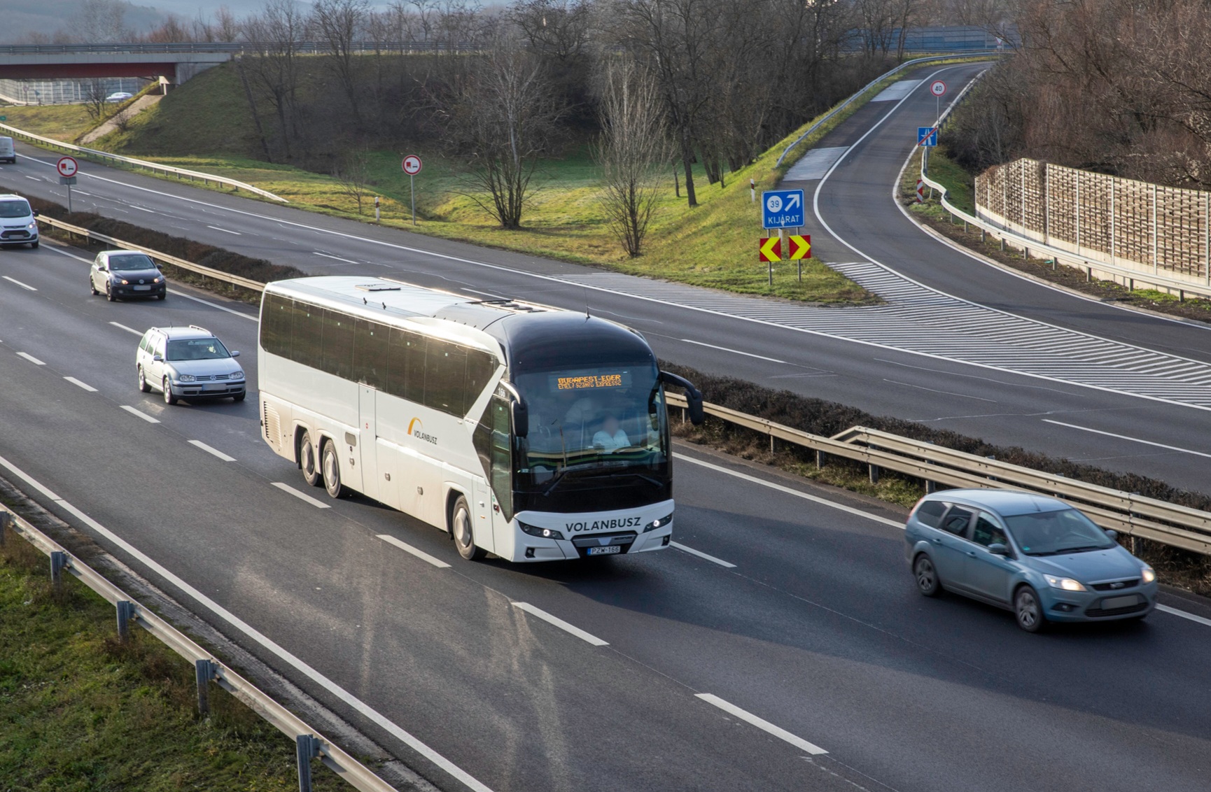 Jövőre már használatarányosan fizetik az útdíjat az autóbuszok