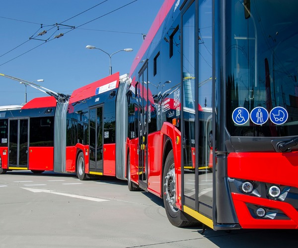 Bemutatkozott Pozsony első 25 méteres trolibusza