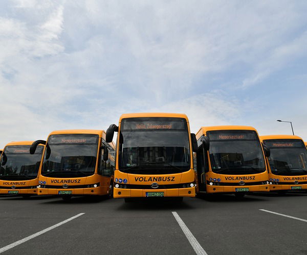 Az évtized végéig flottájának harmadát elektromos járművekre cserélné a Volánbusz