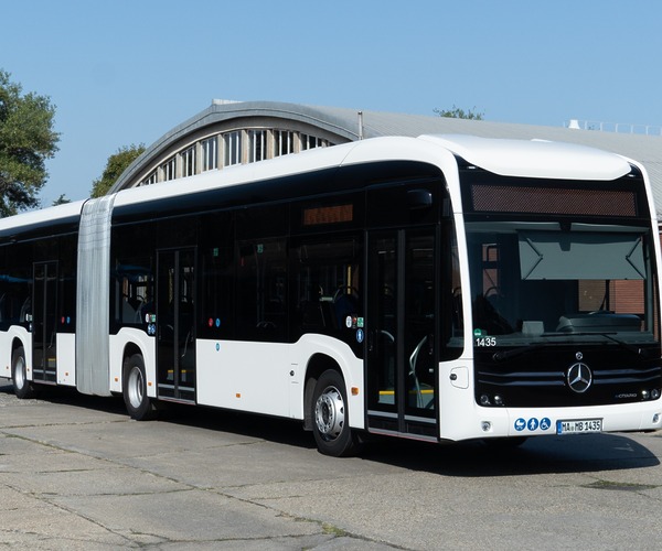 NMC 3-as akkupakkal szerelt csuklós eCitarót tesztel Budapesten az Arrivabus