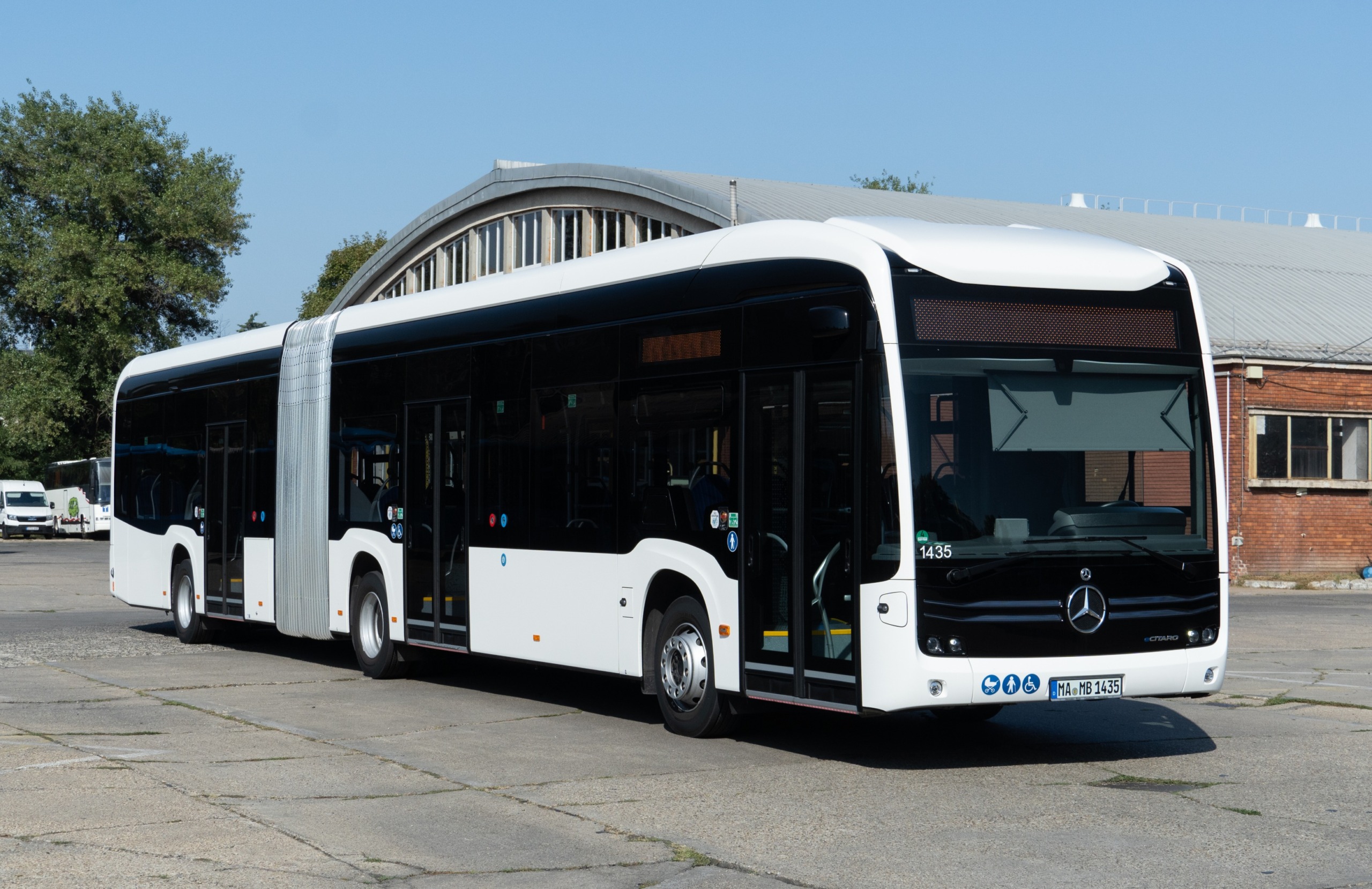 NMC 3-as akkupakkal szerelt csuklós eCitarót tesztel Budapesten az Arrivabus