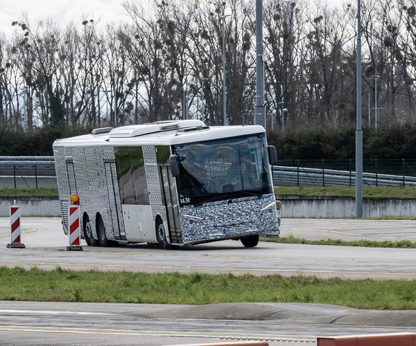 Kemény nyúzópróbán kellett bizonyítania a Setra vadonatúj háromtengelyesének