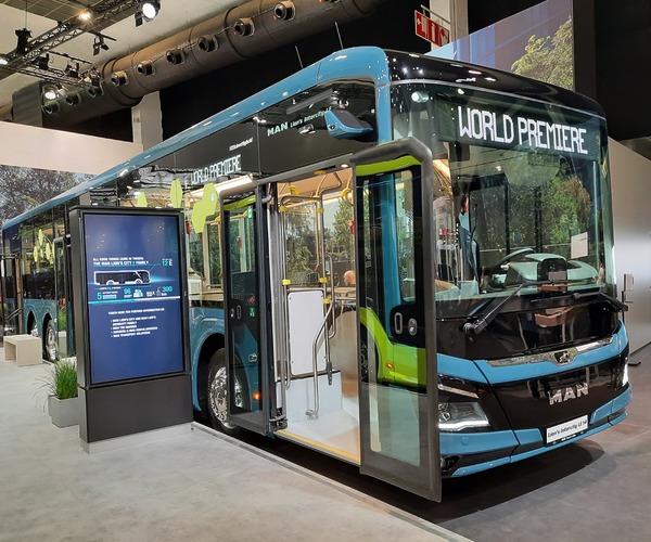 Újdonságként egy 3 tengelyes Lion’s Intercity-t és egy LE villanybuszt mutatott be az MAN Brüsszelben