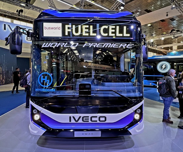 Hidrogénhajtású E-Way-t és faceliftes Crossway-t hozott újdonságként Brüsszelbe az Iveco