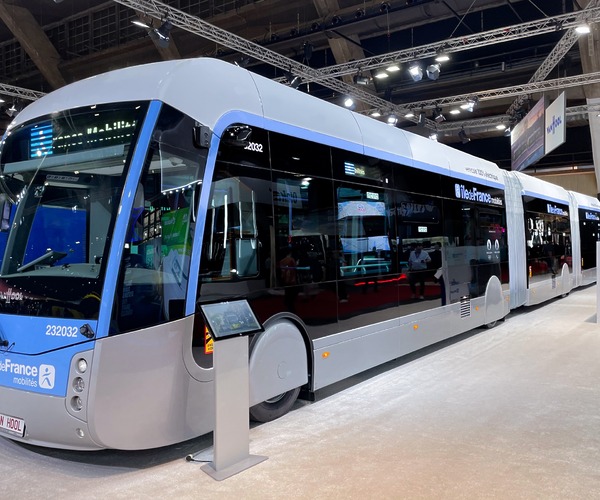 Úttestbe integrált töltőrendszerrel tölthető duplacsuklós villanybuszt mutatott be a Van Hool